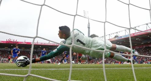 "بعت منزلي وكنت سأعود للفلبين".. قصة حارس كارديف قبل شهرته بالبريميرليج وتصديه لركلتي جزاء